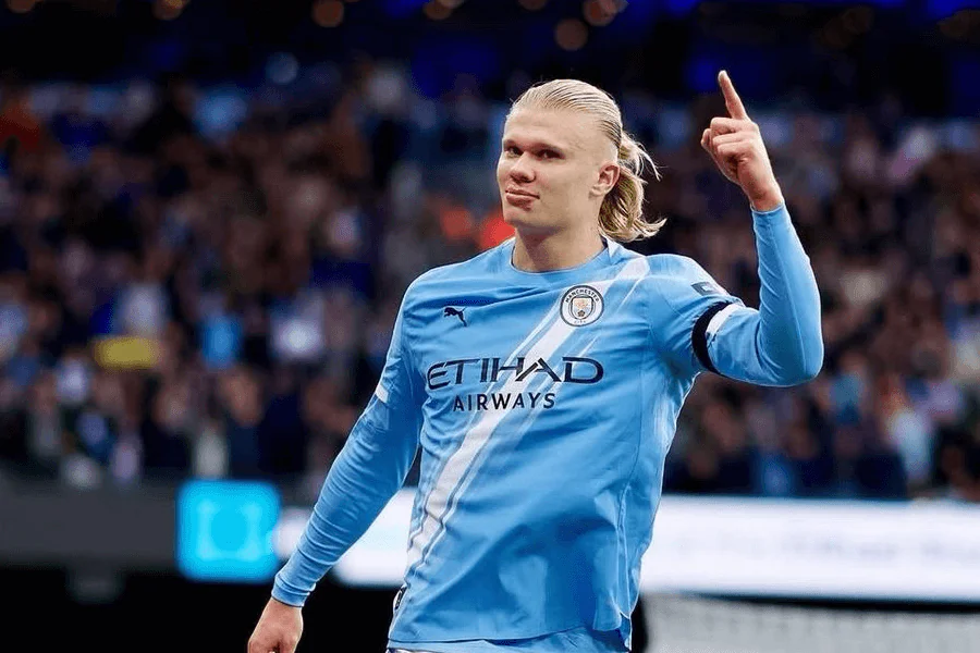 Erling Haaland Manchester City course célébration but puissance vitesse numéro 9 machine norvégienne