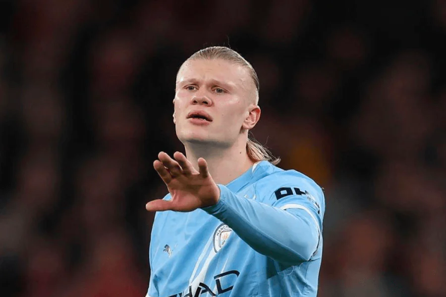 Erling Haaland célébrant un but avec Manchester City devant les supporters
