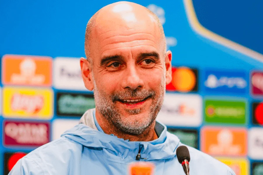 Pep Guardiola donnant des consignes à Haaland au bord du terrain