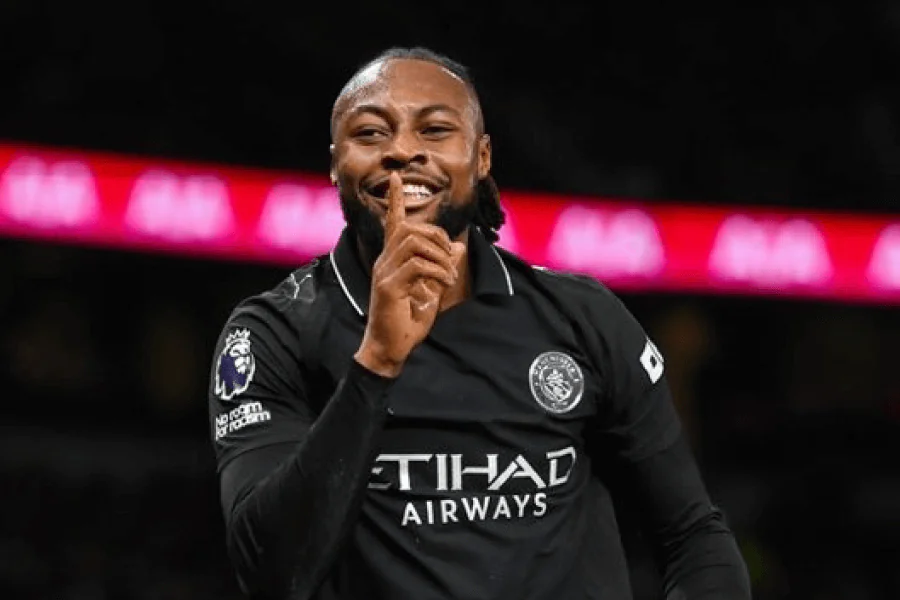 Antoine Semenyo maillot Manchester City numéro 42 ailier ghanéen action