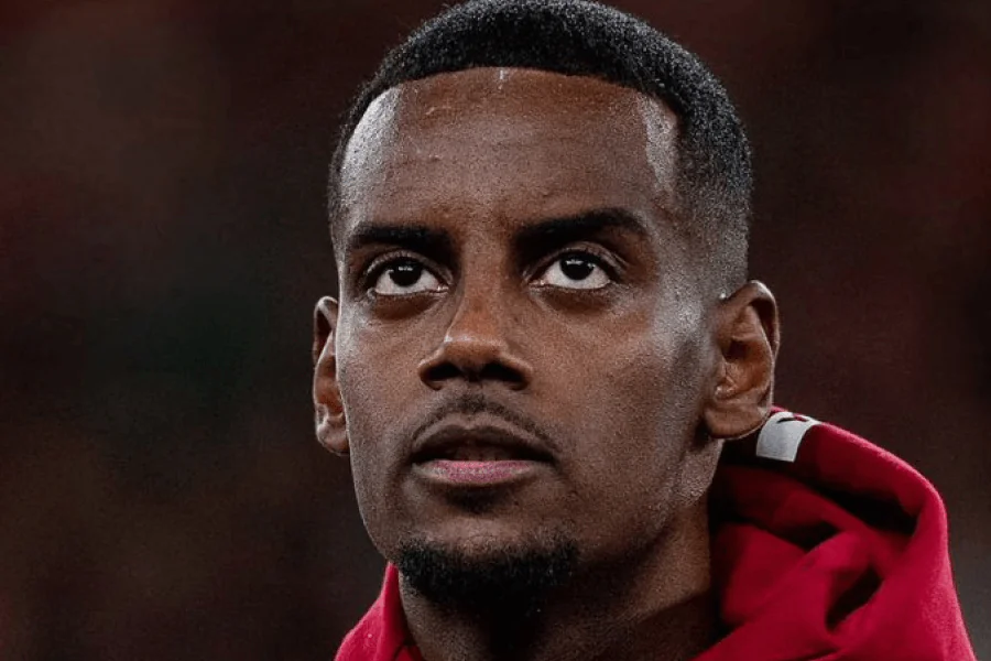 Isak Liverpool maillot rouge Anfield attaquant numéro 9 2025 2026