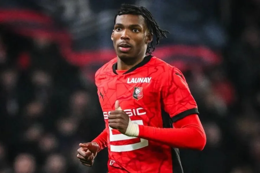 Jacquet match Ligue 1 Rennes action défense ballon duel attaquant