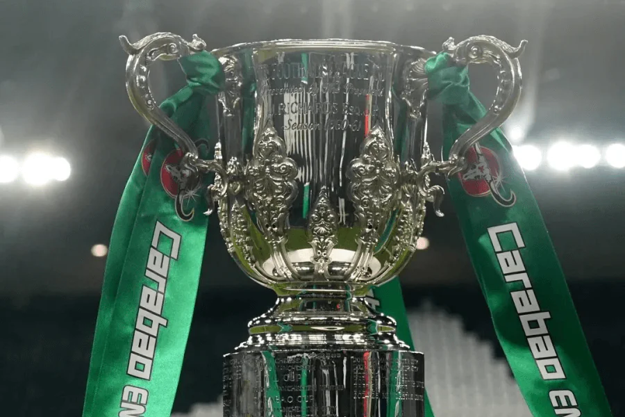 Wembley Stadium Londres vue aérienne stade finale Carabao Cup mars 2026 arches pelouse