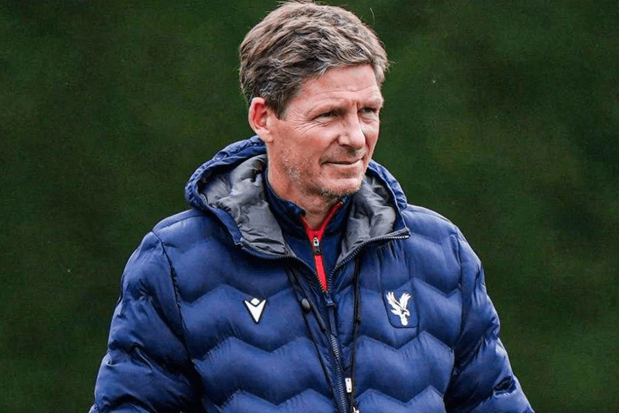 Oliver Glasner parlant avec Mateta au bord du terrain Crystal Palace

