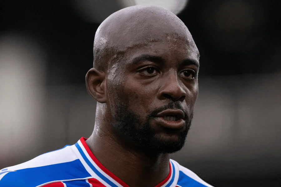 Mateta assis au sol tenant son genou lors d’un match à Londres
​