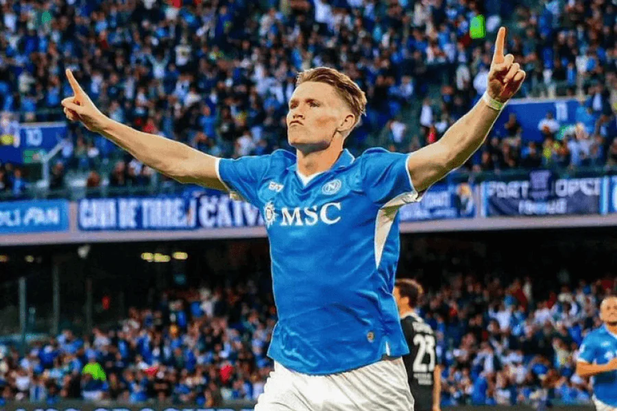 Scott McTominay trophée champion Italie Napoli saison 2024 2025