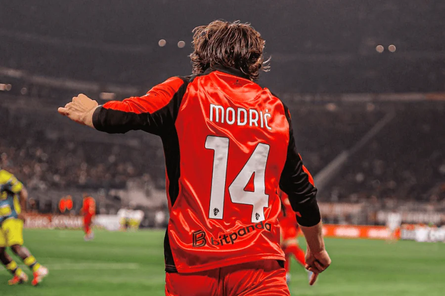 AC Milan joueurs alignés tunnel San Siro maillot métallique Slam Jam