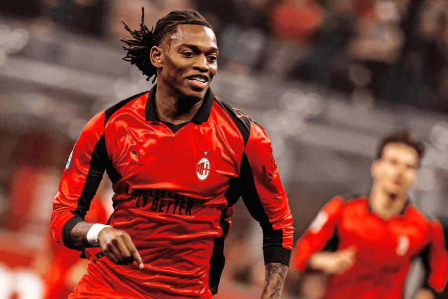 Pulisic Leão coéquipiers Milan tenue quatrième kit rouge argenté 2026