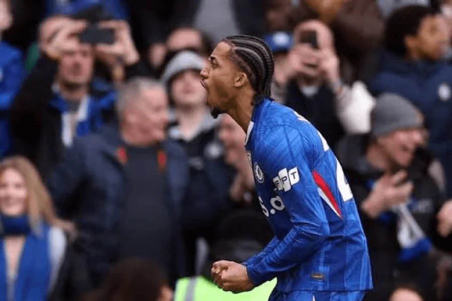 Joao Pedro en train de courir avec le ballon sous le maillot bleu de Chelsea en 2026