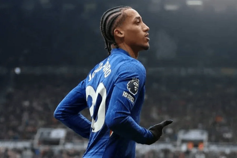 Joao Pedro célébrant un but avec ses coéquipiers de Chelsea à Stamford Bridge cette saison
