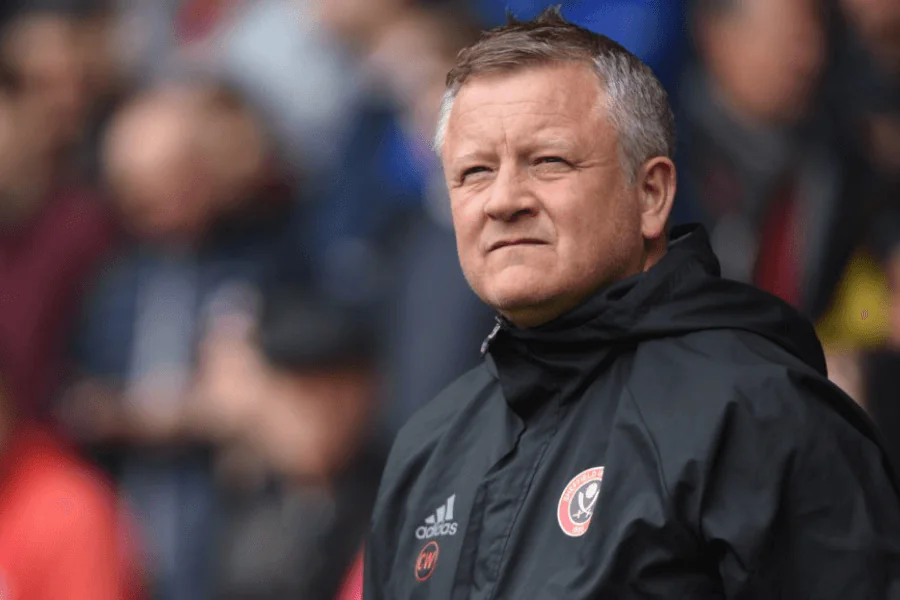 Chris Wilder donnant des instructions tactiques sur le banc de Sheffield United à Bramall Lane
