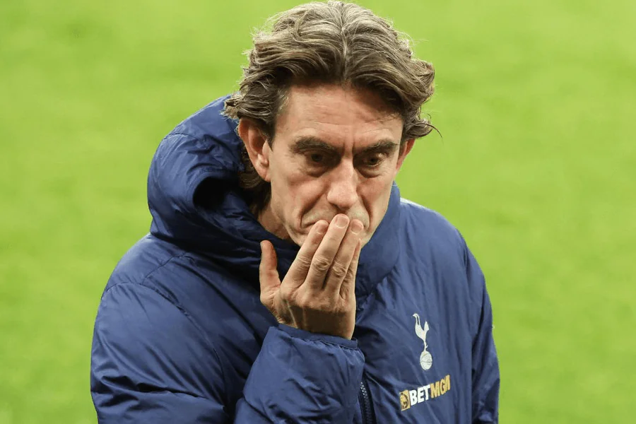 Entraîneur de Tottenham donnant des consignes au bord du terrain