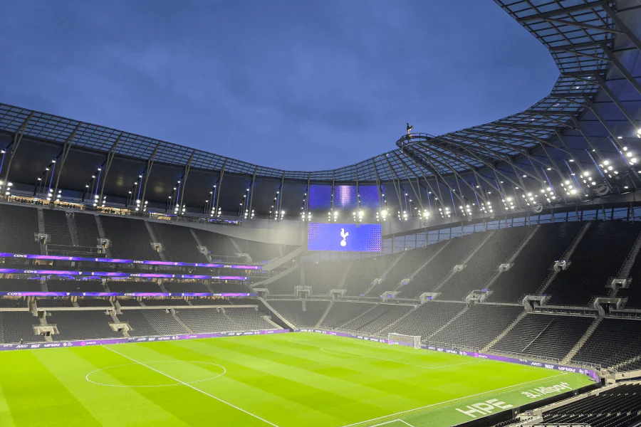 Vue générale du Tottenham Hotspur Stadium pendant un match en soirée