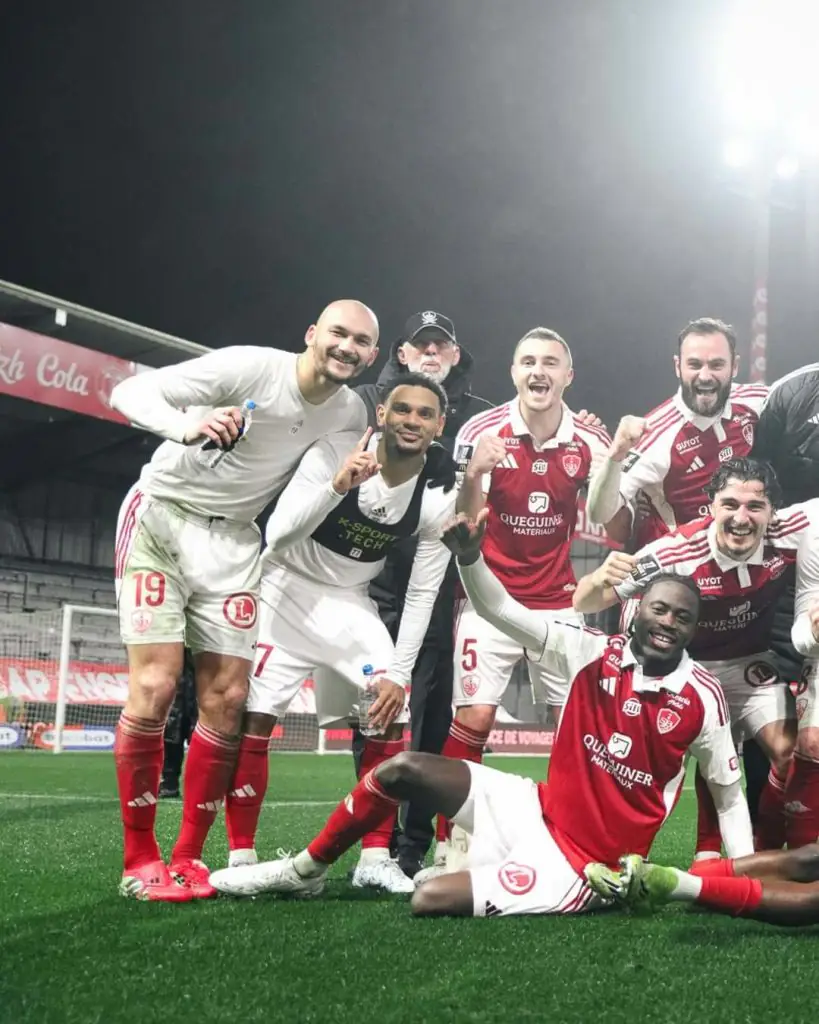 Les joueurs du Stade Brestois 29 célèbrent leur victoire 2-0 face à l'Olympique de Marseille au Stade Francis-Le-Blé