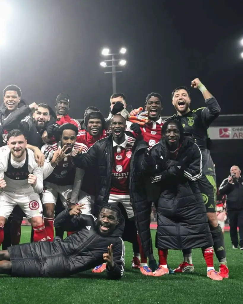 Les joueurs du Stade Brestois 29 célèbrent leur victoire 2-0 face à l'Olympique de Marseille au Stade Francis-Le-Blé