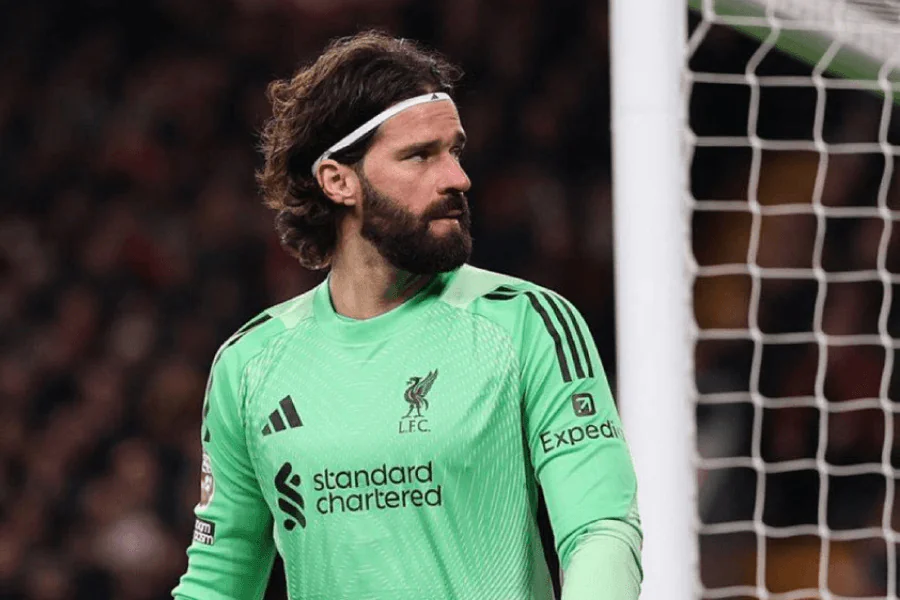 Alisson Becker célèbre clean sheet Liverpool Anfield supporters 2026