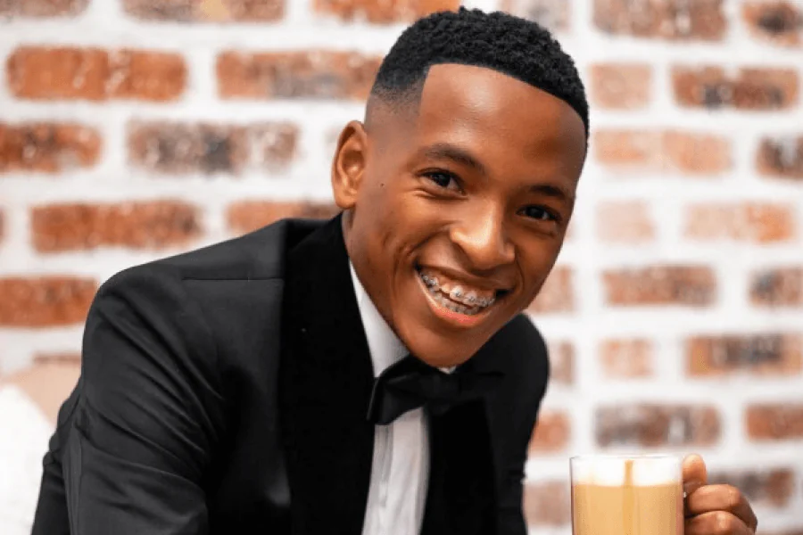 Relebohile Mofokeng soulève le trophée Carling Knockout Cup avec Pirates