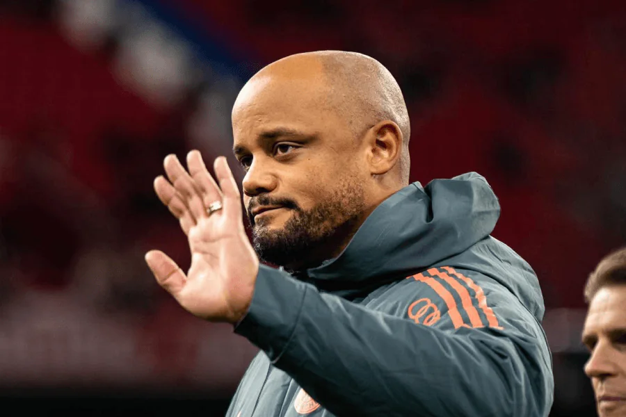 Vincent Kompany entraîneur du Bayern Munich lors d'une séance tactique

