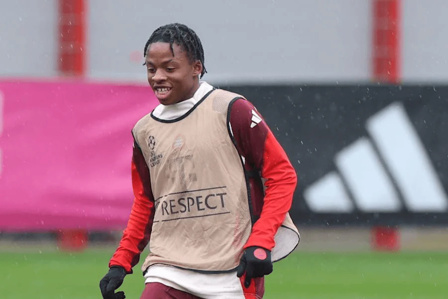 Wisdom Mike attaquant du Bayern Munich lors d'un match de Bundesliga 2025-2026