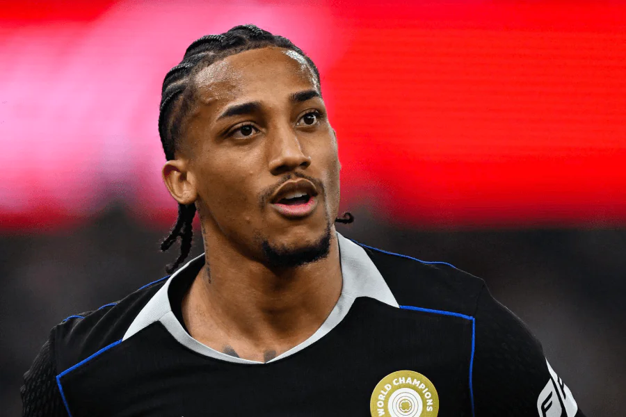 Joao Pedro levant le ballon après son hat-trick contre Aston Villa pour Chelsea