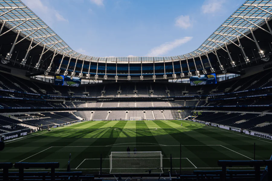 Tottenham Hotspur Stadium tribune supporters défaite Forest 0-3 2026