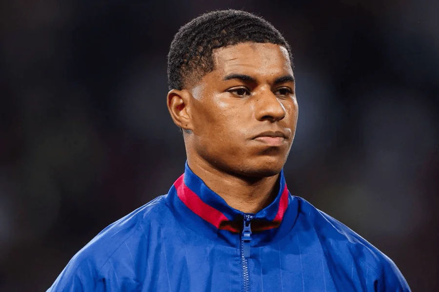 Rashford célèbre un but sous le maillot bleu et rouge du Barça

