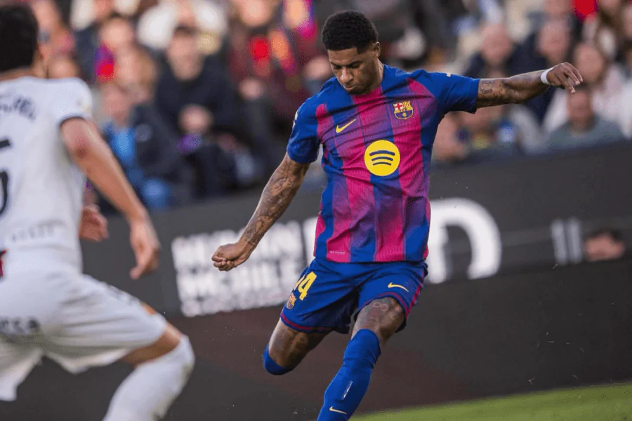 Marcus Rashford dribble un défenseur adverse en Ligue des Champions 2026