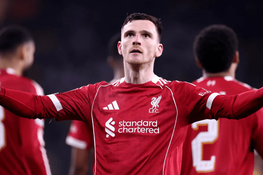 Andy Robertson en tribune au Celtic Park février 2026