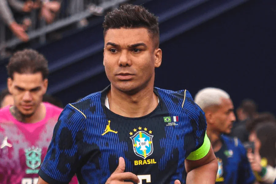 Casemiro Manchester United maillot rouge milieu défensif brésilien Old Trafford