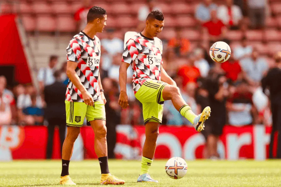 Ronaldo Casemiro Real Madrid maillot blanc coéquipiers Ligue Champions trophée