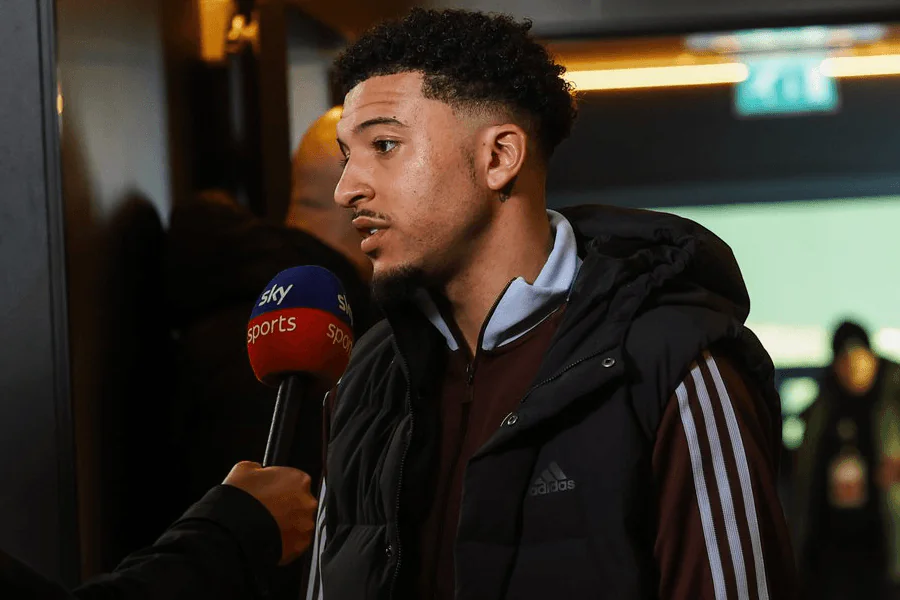 Jadon Sancho en action lors de son prêt à Dortmund en 2024 face à un défenseur adverse

