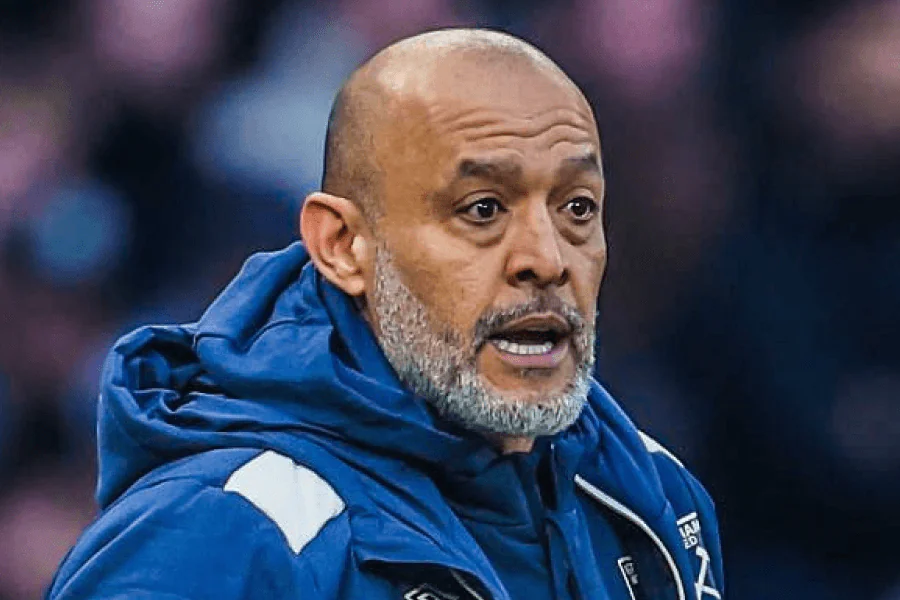 Nuno Espírito Santo entraîneur West Ham donnant des instructions sur la ligne de touche