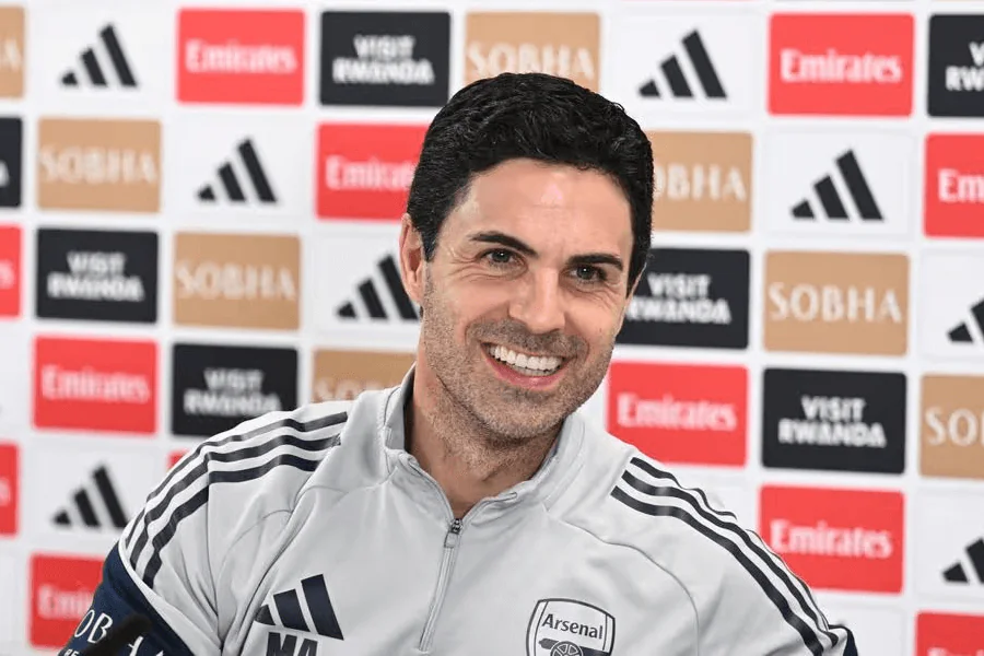 Mikel Arteta entraîneur Arsenal banc tactique course au titre
