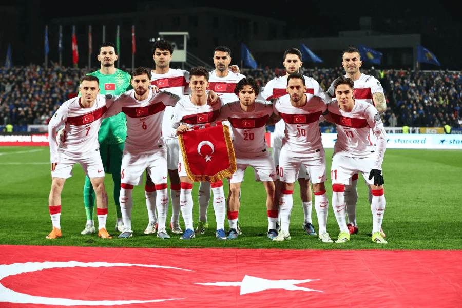 Joueurs turcs en liesse après la qualification pour la Coupe du Monde 2026