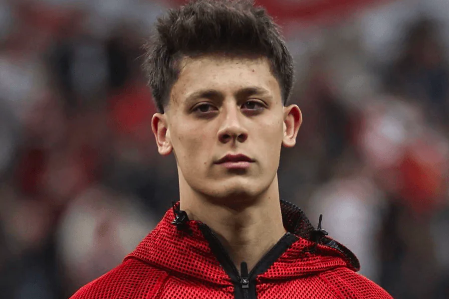 Arda Güler et Çalhanoğlu après la victoire de la Turquie contre Kosovo

