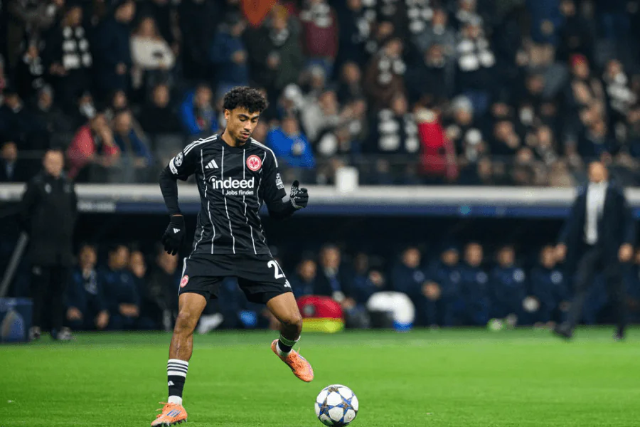 Nathaniel Brown duel défensif maillot Eintracht Frankfurt nuit match