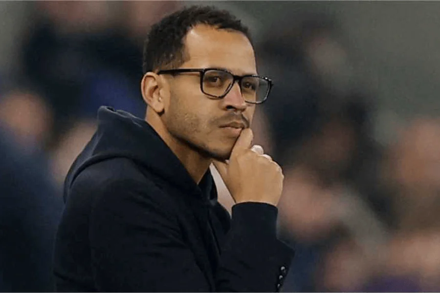 Liam Rosenior sur le banc de Chelsea lors d'un match de Premier League 2026