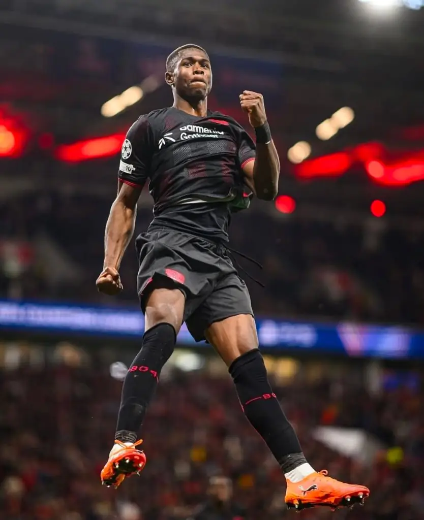 Christian Kofane célébrant un but avec le Bayer Leverkusen