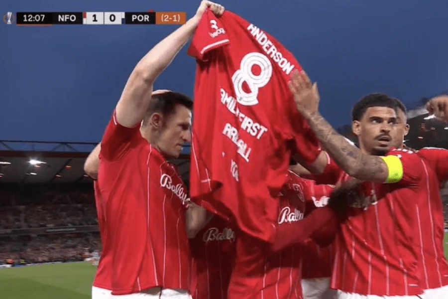 Supporters Nottingham Forest debout Trent End chantant en chœur