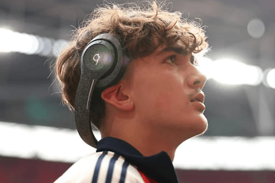 Max Dowman dribble balle au pied Emirates Stadium Arsenal saison 2025-2026
