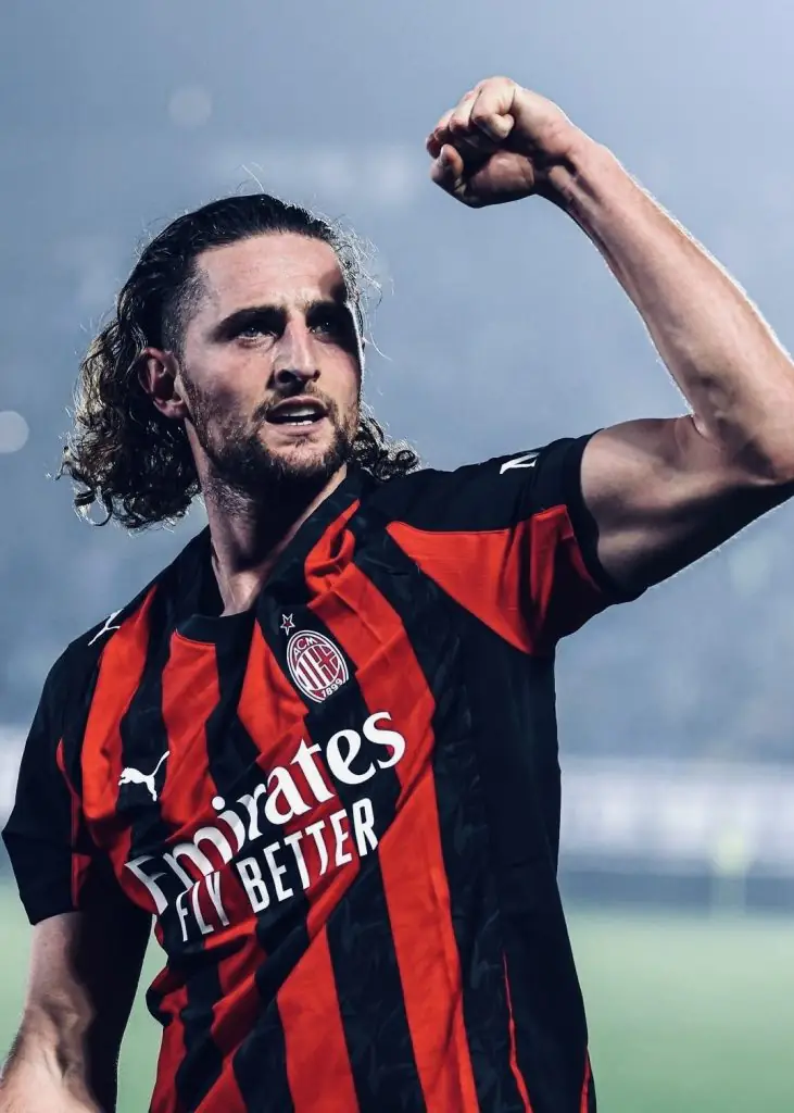 Leon Goretzka portant le maillot du Bayern Munich lors d'un match de Bundesliga à l'Allianz Arena

