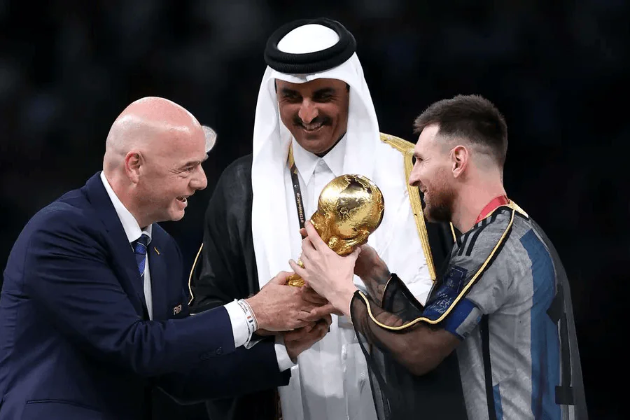Infantino président FIFA souriant tribune officielle compétition internationale