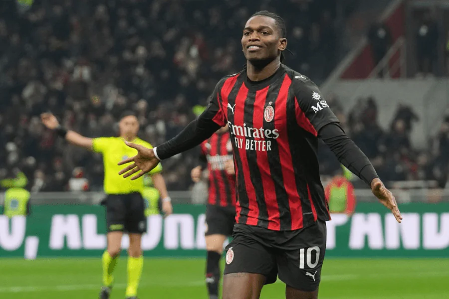 Rafael Leão en plein sprint balle au pied sous le maillot rossonero de l'AC Milan

