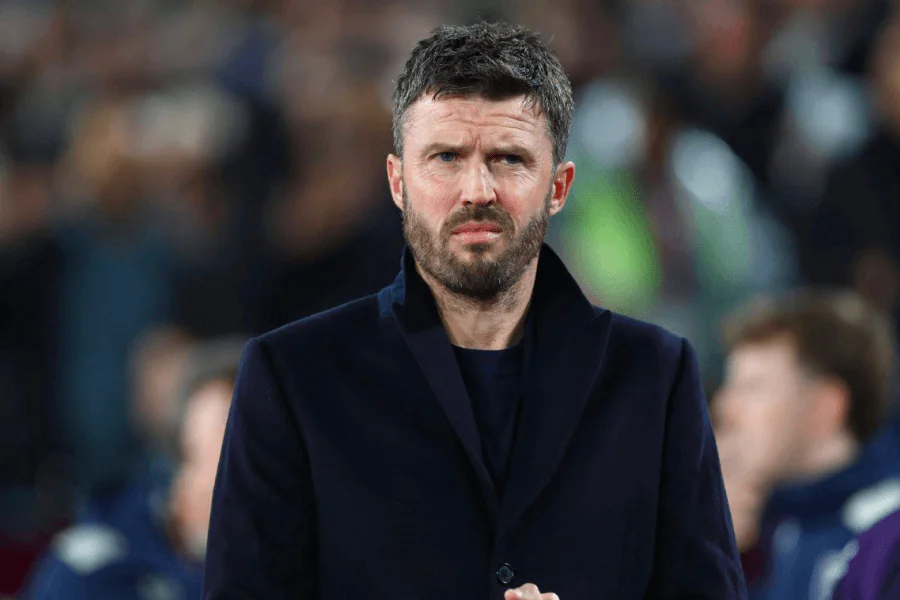 Michael Carrick entraîneur de Manchester United lors d'une conférence de presse 2026