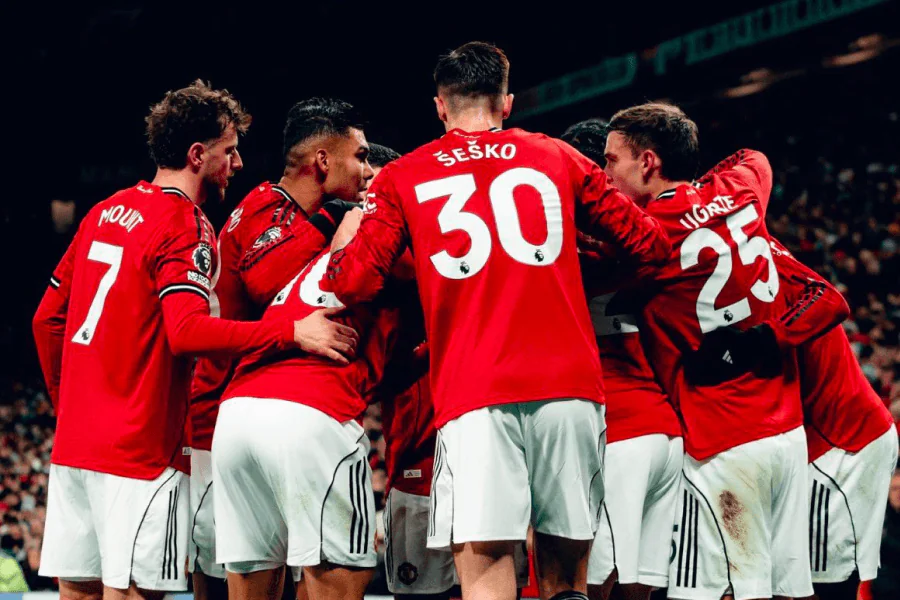 Old Trafford Manchester United supporters Red Devils fin saison Premier League 2026