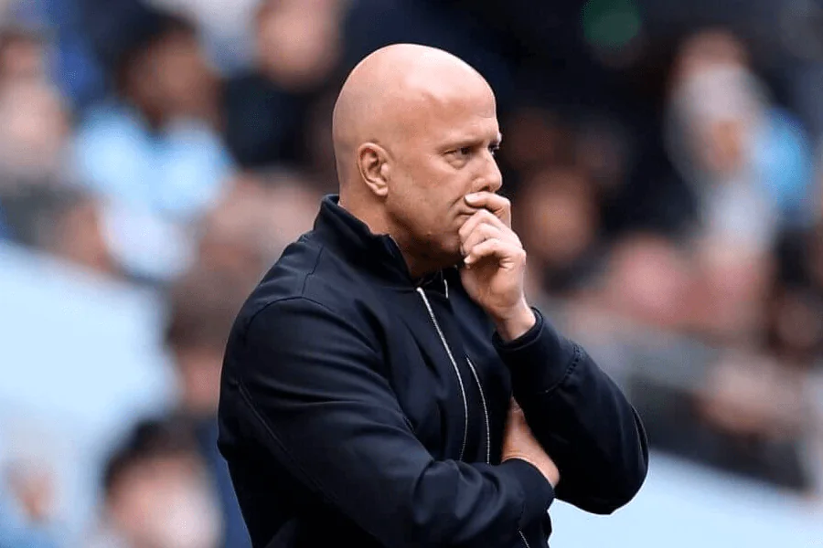 Arne Slot réagit à la blessure de Mamardashvili en conférence de presse