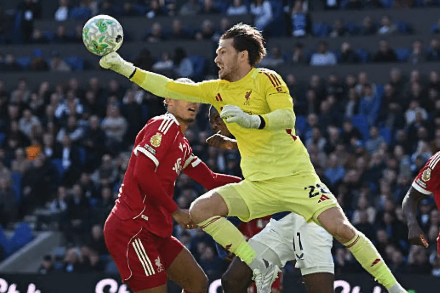 Freddie Woodman prend sa place dans les buts de Liverpool à Everton