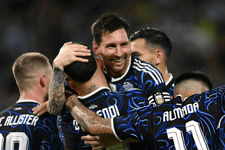 Messi soulève la Coupe du Monde Qatar 2022 cérémonie célébration finale