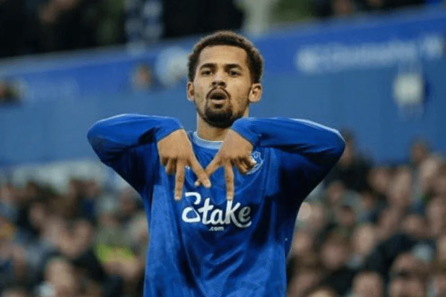 Iliman Ndiaye célébrant un but sous le maillot Everton saison 2025-2026