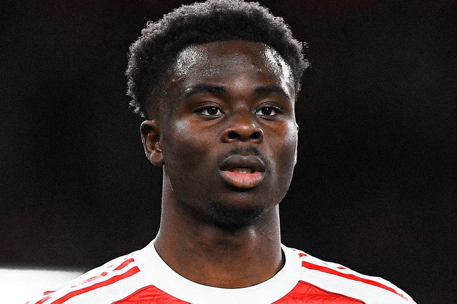 Bukayo Saka d'Arsenal en plein dribble lors d'un match de Ligue des Champions